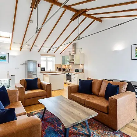 Light And Airy Upside Down House In Hackney Villa London Exterior photo